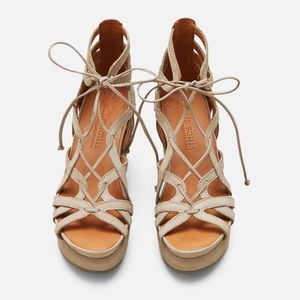 Gentle Souls by Kenneth Cole Joy Wedges